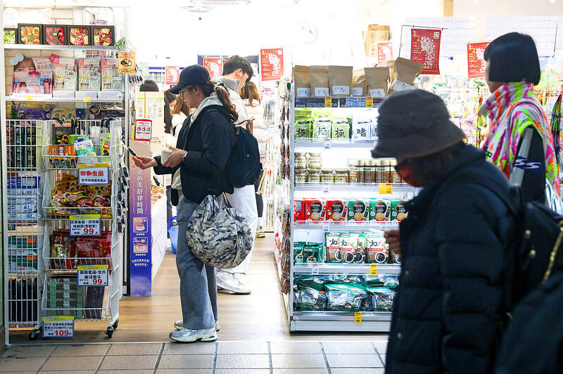 
People look at products at a Japanese drugstore in Taipei’s Zhongshan District on March 23 last year.
Photo: CNA