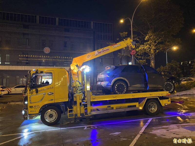 事故車輛拖離現場。（記者陳璟民攝）