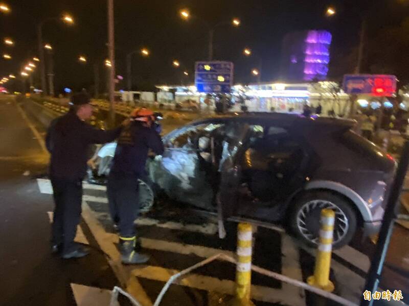 國道1號楊梅休息站，今天晚間7點26分左右，一輛電動車撞上分隔島起火燃燒。（記者陳璟民攝）