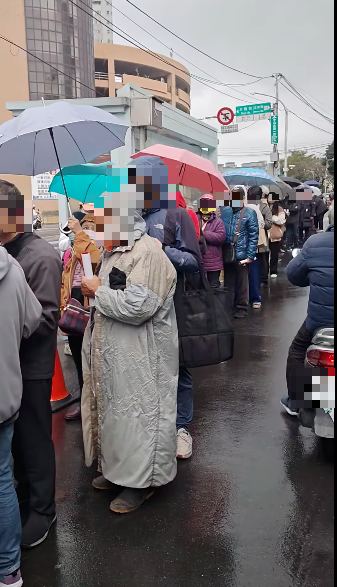 罷免洪孟楷冒雨排隊領連署書!溫朗東:打得他痛、市長夢碎 - 政治 - 自由時報電子報