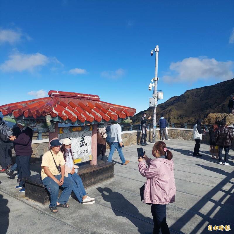 合歡山武嶺是台灣公路最高點,地標武嶺亭是遊客最熱鬥的拍照留念景點。(記者張協昇攝) 合歡山武嶺是台灣公路最高點,地標武嶺亭是遊客最熱鬥的拍照留念景點。(記者張協昇攝)