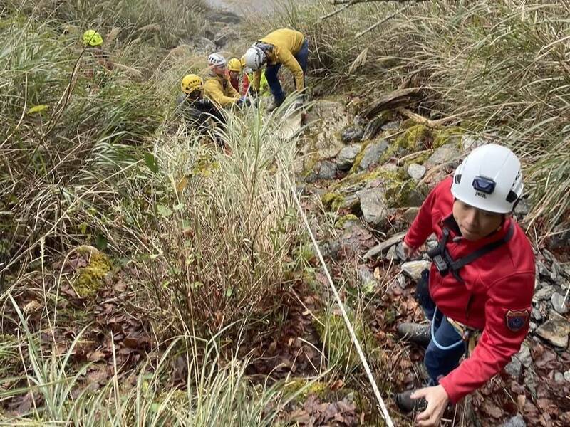吳姓山友於小雪山大崩壁，不慎墜崖約20公尺，消防人員據報到場時，已傷重死亡。（圖由消防提供）