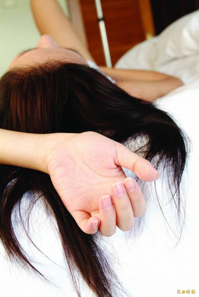 一位經歷多次海外賣淫的20多歲女性，分享了她為償還債務，前往美國與澳洲從事賣淫的經歷。情境照。（示意圖）