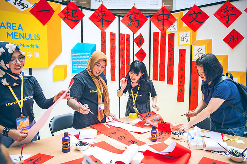 Migrant workers write Lunar New Year spring couplets during an activity held by the One-Forty.
Photo courtesy of the One-Forty
Migrant workers write Lunar New Year spring couplets during an activity held by the One-Forty.
Photo courtesy of the One-Forty
