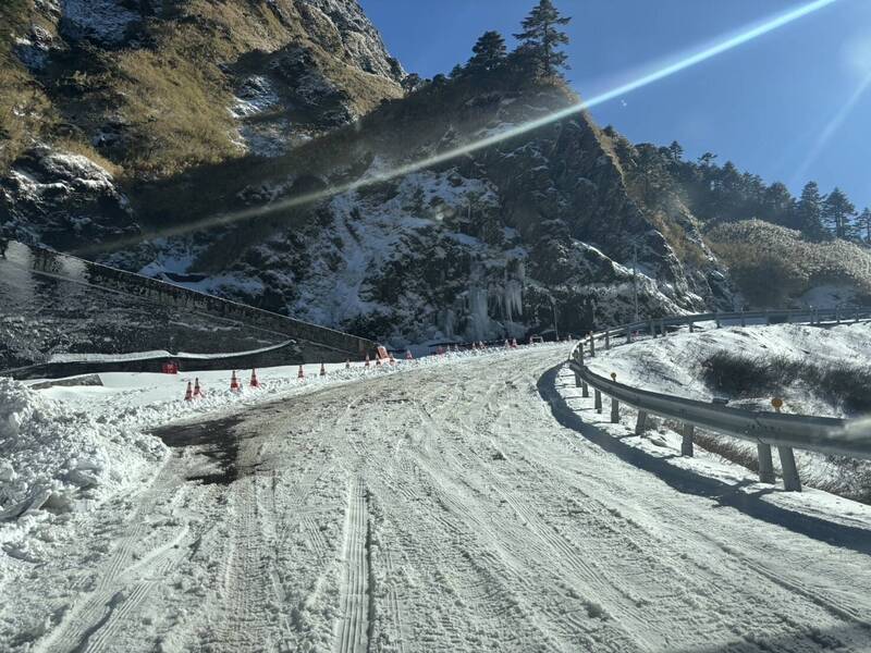 台14甲線合歡山公路大年初一開放通行,但部份路段限掛雪鏈通行。(公路局提供) 台14甲線合歡山公路大年初一開放通行,但部份路段限掛雪鏈通行。(公路局提供)