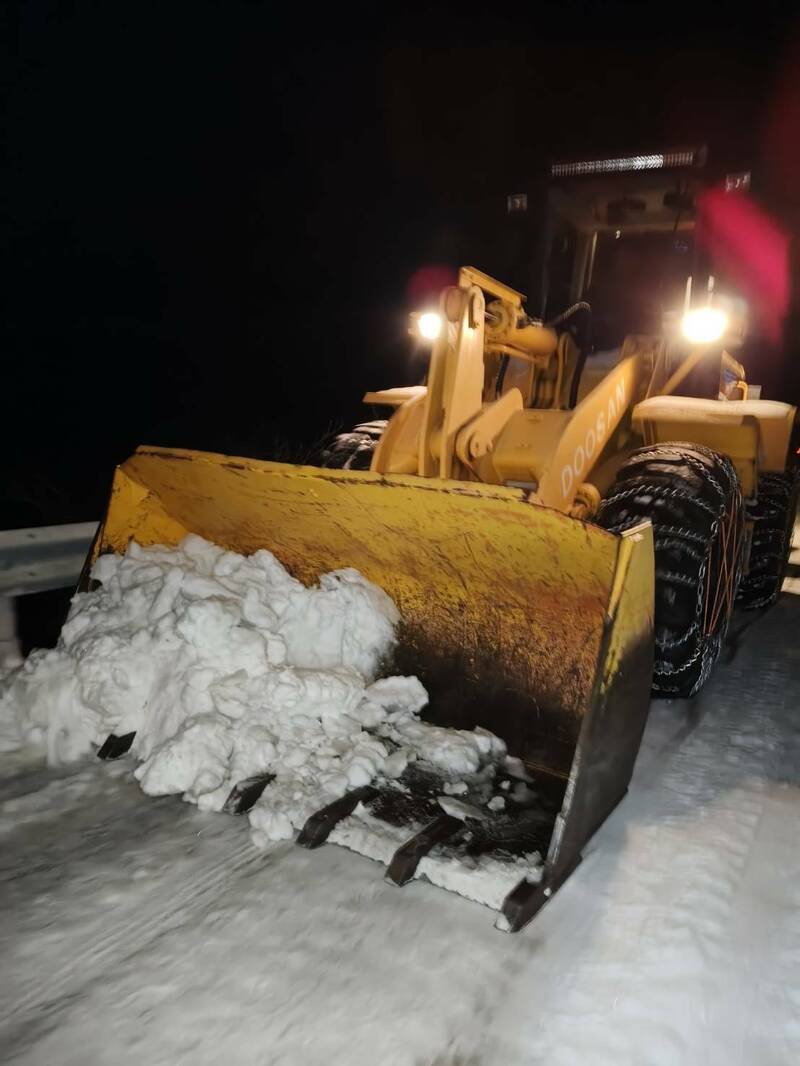 台14甲線鳶峰至大禹嶺(24K-41.5K)部分路面(肩)仍積雪未融,公路局利用夜間預警性封持續剷雪。(公路局提供) 台14甲線鳶峰至大禹嶺(24K-41.5K)部分路面(肩)仍積雪未融,公路局利用夜間預警性封持續剷雪。(公路局提供)