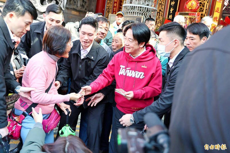 President William Lai hands a red envelope to a woman at the Tiantan Tiangong Temple in Tainan on the first day of the Lunar New Year yesterday.
Photo: Wang Mei-hsiu, Taipei Times President William Lai hands a red envelope to a woman at the Tiantan Tiangong Temple in Tainan on the first day of the Lunar New Year yesterday.
Photo: Wang Mei-hsiu, Taipei Times