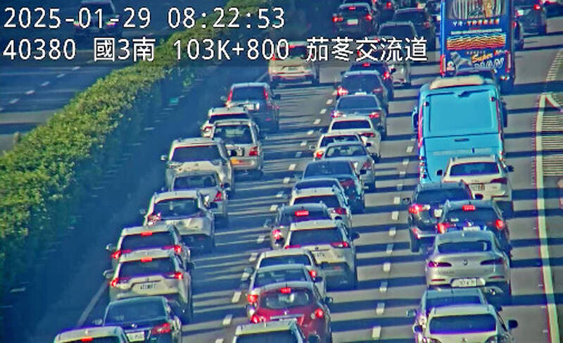 A screenshot from a traffic camera shows heavy traffic congesting the southbound lane of the Formosa Freeway （Freeway No. 3） near Ciedong yesterday, the first day of the Lunar New Year holiday.
Photo courtesy of the Freeway Bureau