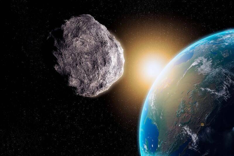 一顆新發現、代號為「2024 YR4」 的小行星，預估將在2032年以極近距離掠過地球，並有1/83的撞擊機率；示意圖。（取自NASA官網）