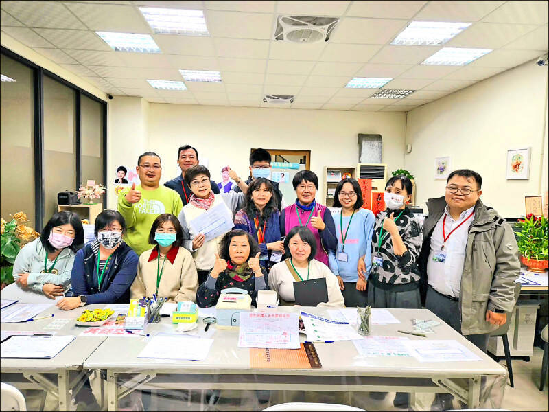 新竹市罷免藍委鄭正鈐與停職市長高虹安雙罷連署,預估已雙雙破萬份,其中陽明交大法律學者林志潔服務處的連署書,都雙雙已達第一階段連署門檻,志工服務群除夕也加班,展現人民罷免的力量與偉大。(照片取自林志潔臉書) 新竹市罷免藍委鄭正鈐與停職市長高虹安雙罷連署,預估已雙雙破萬份,其中陽明交大法律學者林志潔服務處的連署書,都雙雙已達第一階段連署門檻,志工服務群除夕也加班,展現人民罷免的力量與偉大。(照片取自林志潔臉書)