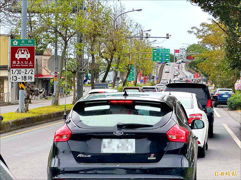 春節連假進入倒數,各地出現北返車潮。圖為大年初三國道5號頭城交流道北向車潮。(記者蔡昀容攝) 春節連假進入倒數,各地出現北返車潮。圖為大年初三國道5號頭城交流道北向車潮。(記者蔡昀容攝)