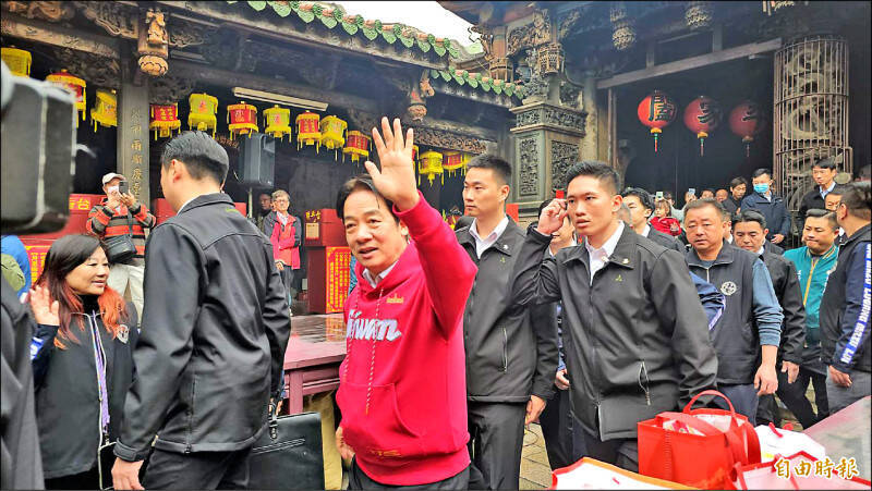 總統賴清德大年初三到鹿港天后宮發放福袋,受到民眾熱烈歡迎。(記者劉曉欣攝) 總統賴清德大年初三到鹿港天后宮發放福袋,受到民眾熱烈歡迎。(記者劉曉欣攝)