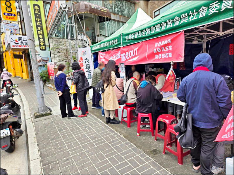 「光復桃園、六區全罷」發起團體農曆春節期間在各選區加開連署站，位於蘆竹區多加教會的連署站吸引大批民眾到場連署。（罷團提供）