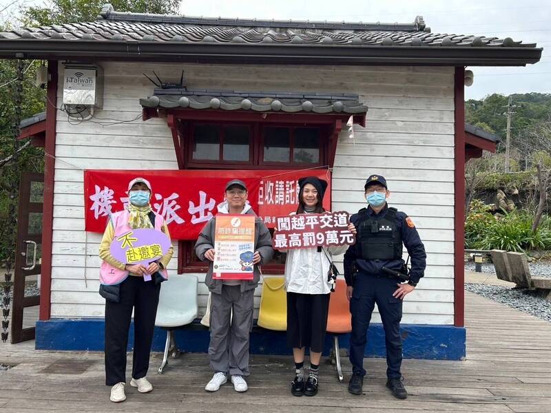 內灣風景區民眾走春人潮眾多,鐵路警察局臺北分局新竹分駐所進駐內灣車站設立機動派出所,利用機會向旅客進行反詐騙和交通安全宣導。 (新竹分駐所提供) 內灣風景區民眾走春人潮眾多,鐵路警察局臺北分局新竹分駐所進駐內灣車站設立機動派出所,利用機會向旅客進行反詐騙和交通安全宣導。 (新竹分駐所提供)