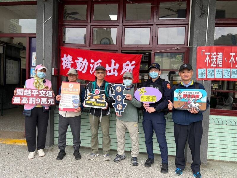內灣風景區民眾走春人潮眾多,鐵路警察局臺北分局新竹分駐所進駐內灣車站設立機動派出所,利用機會向旅客進行反詐騙和交通安全宣導。 (新竹分駐所提供) 內灣風景區民眾走春人潮眾多,鐵路警察局臺北分局新竹分駐所進駐內灣車站設立機動派出所,利用機會向旅客進行反詐騙和交通安全宣導。 (新竹分駐所提供)