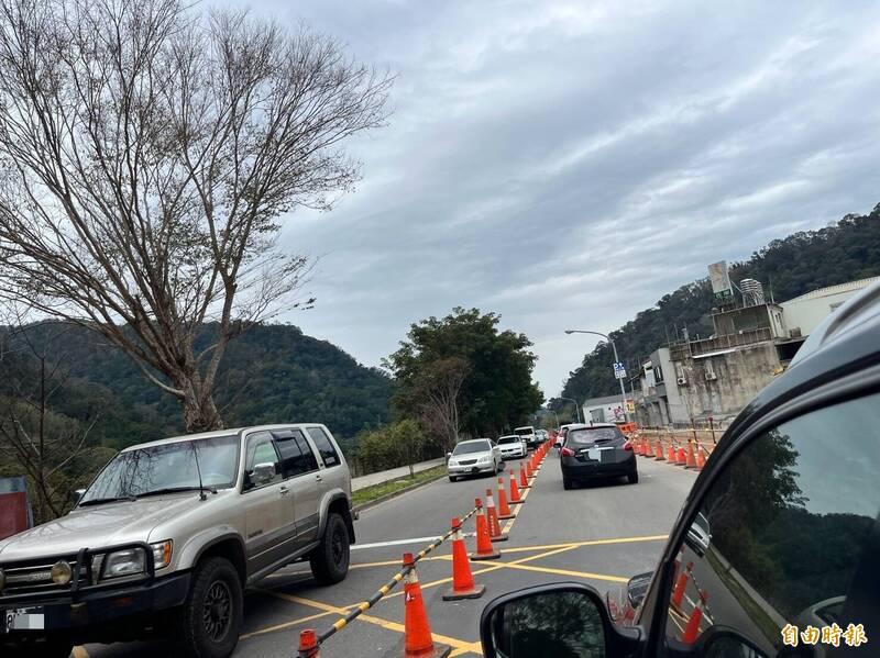 新竹縣台3線連結120縣道通往內灣老街和尖石風景區,春節期間聯外道路十分壅塞,警方結合民力犧牲假期維持交通。
(記者廖雪茹攝) 新竹縣台3線連結120縣道通往內灣老街和尖石風景區,春節期間聯外道路十分壅塞,警方結合民力犧牲假期維持交通。
(記者廖雪茹攝)