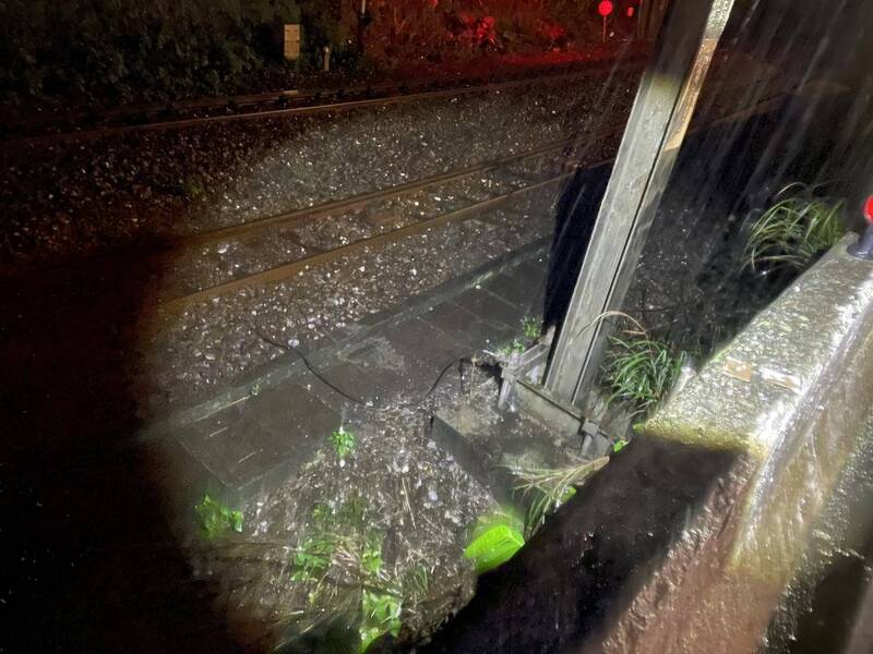 簡男自撞飛進鐵道內,距離鐵軌不到60公分。(記者吳昇儒翻攝) 簡男自撞飛進鐵道內,距離鐵軌不到60公分。(記者吳昇儒翻攝)