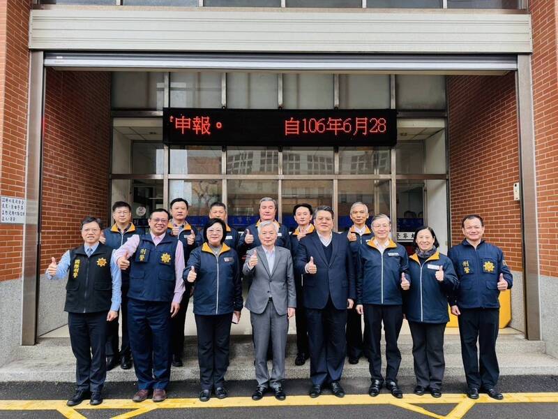 新竹縣在農曆年前發生震驚全國的三環幫派槍擊命案,警政署長張榮興今親赴新竹縣政府警察局慰勉,感謝專案小組春節期間犧牲與家人團聚的時光、全力緝凶。(新竹縣政府警察局提供) 新竹縣在農曆年前發生震驚全國的三環幫派槍擊命案,警政署長張榮興今親赴新竹縣政府警察局慰勉,感謝專案小組春節期間犧牲與家人團聚的時光、全力緝凶。(新竹縣政府警察局提供)