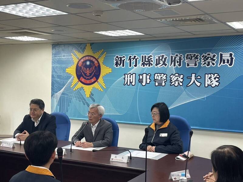新竹縣在農曆年前發生三環幫派槍擊命案,警政署長張榮興(中)期勉專案小組徹底查辦本案,務必追出幕後主謀及其他共犯。(新竹縣政府警察局提供) 新竹縣在農曆年前發生三環幫派槍擊命案,警政署長張榮興(中)期勉專案小組徹底查辦本案,務必追出幕後主謀及其他共犯。(新竹縣政府警察局提供)