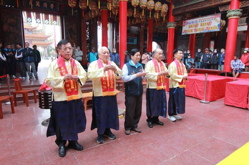 鹿耳門天后宮今日跋四季籤，預測國家、社會今年四季時序運轉時勢。（鹿耳門天后宮提供）