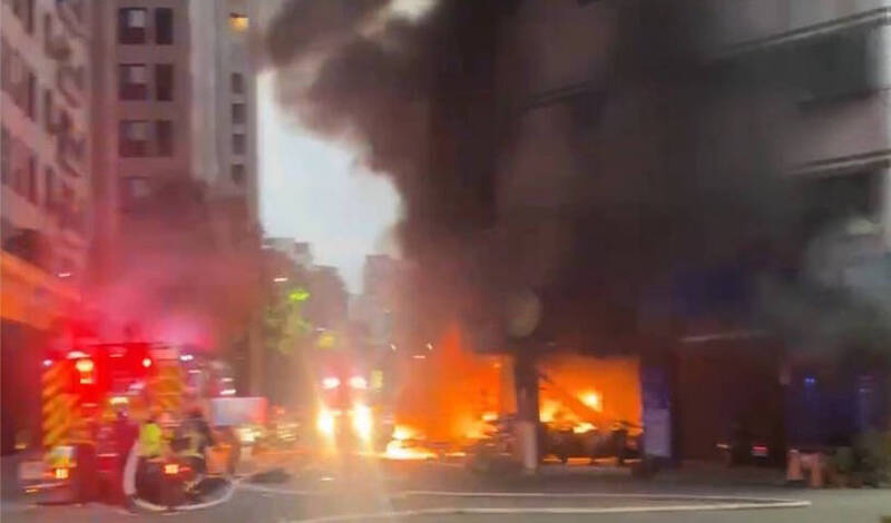 台中北區民宅火警，駭人烈焰夾雜濃煙狂竄。（民眾提供）
