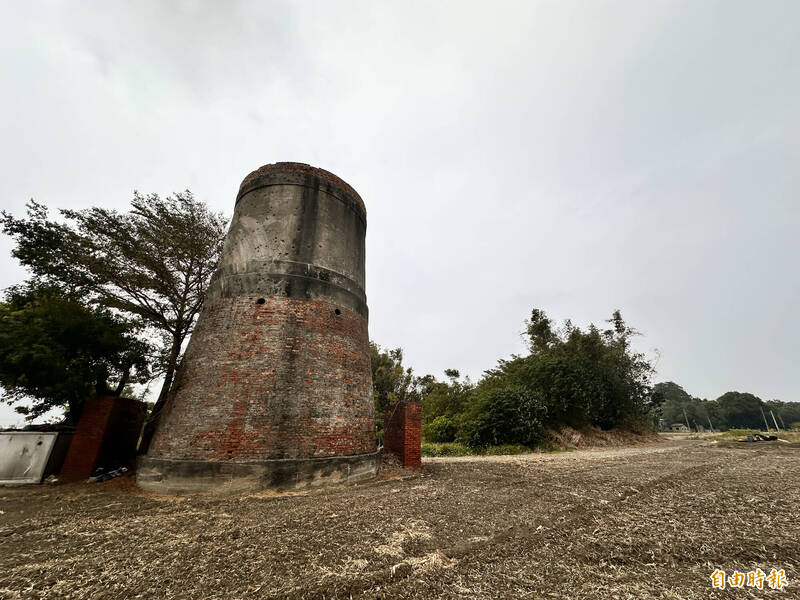 虎尾建國一村大水塔能清楚看見二戰時機關槍掃射痕跡,是全村唯一。(記者李文德攝) 虎尾建國一村大水塔能清楚看見二戰時機關槍掃射痕跡,是全村唯一。(記者李文德攝)