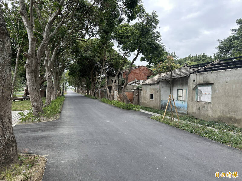 建國二村景觀工程已完工,雖未有公廁及營運團隊進駐,卻是值得前往欣賞景點。(記者李文德攝) 建國二村景觀工程已完工,雖未有公廁及營運團隊進駐,卻是值得前往欣賞景點。(記者李文德攝)