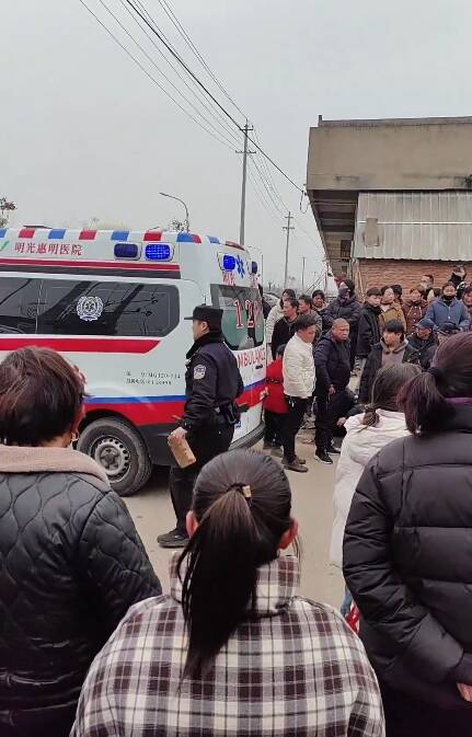 南京大年初三傳發生無差別殺人案，傷者被送上救護車。（翻攝 X平台「清絲老師談治國理政」影片）