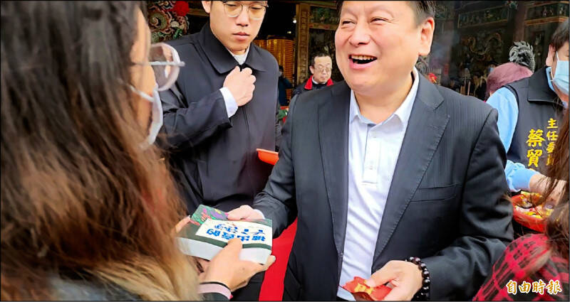 國民黨花蓮立委傅崐萁昨在花蓮帝君廟發放福袋,一群在外地讀書的返鄉大學生到場送「被出賣的台灣」一書給傅,當面嗆聲「下架舔共立委、罷免傅崐萁」;傅收書後,還不忘交代隨扈「書要記得過火!」(記者花孟璟攝) 國民黨花蓮立委傅崐萁昨在花蓮帝君廟發放福袋,一群在外地讀書的返鄉大學生到場送「被出賣的台灣」一書給傅,當面嗆聲「下架舔共立委、罷免傅崐萁」;傅收書後,還不忘交代隨扈「書要記得過火!」(記者花孟璟攝)