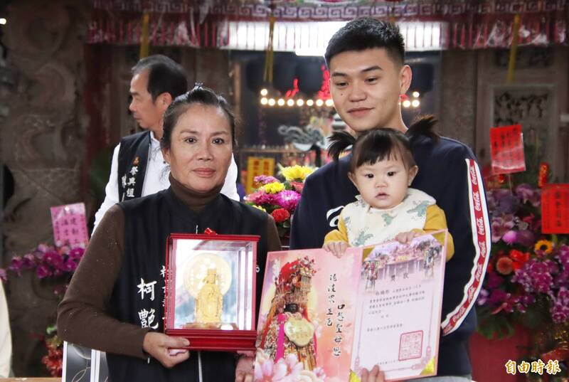 擲出13個聖杯的白姓女童獲得金媽祖「五聖母」。(記者林宜樟攝) 擲出13個聖杯的白姓女童獲得金媽祖「五聖母」。(記者林宜樟攝)