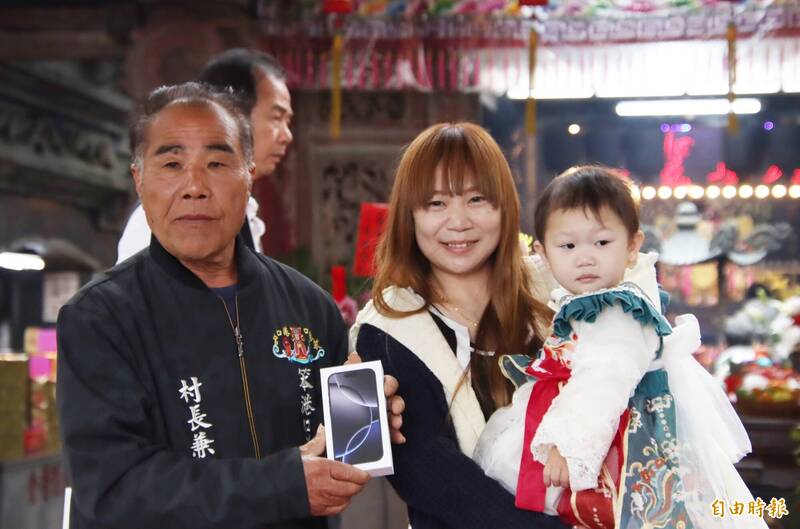 賴姓女童獲得iPhone手機。(記者林宜樟攝) 賴姓女童獲得iPhone手機。(記者林宜樟攝)