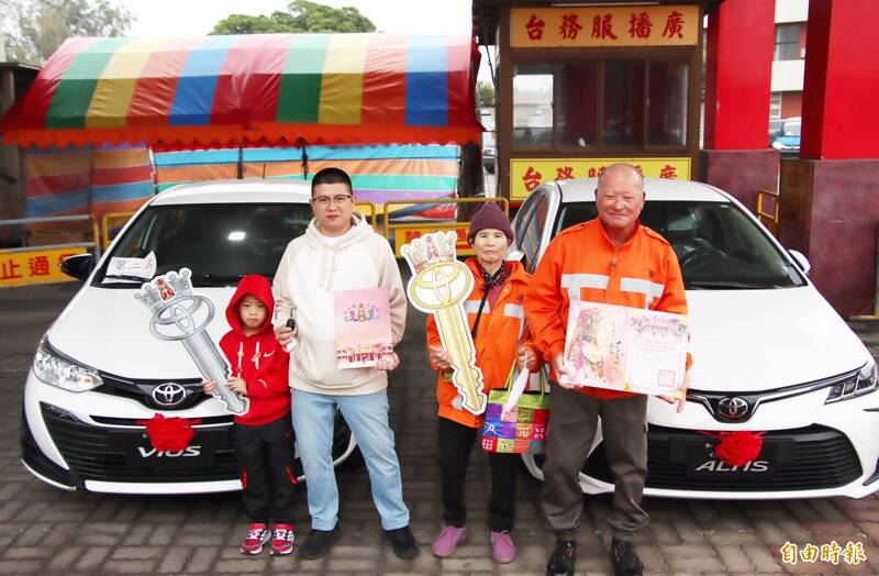 獲得轎車的江進忠(右1)及5歲涂姓男童(左1)。(記者林宜樟攝) 獲得轎車的江進忠(右1)及5歲涂姓男童(左1)。(記者林宜樟攝)