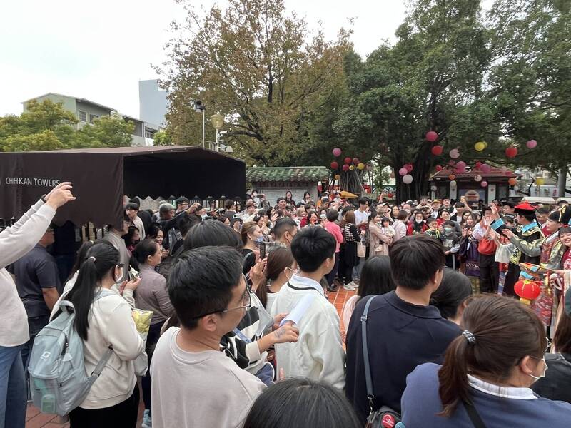 台南熱蘭遮市集首度移師赤崁樓，重頭戲「穿越時空互動演出」場場爆滿。（圖由南市文化局提供）