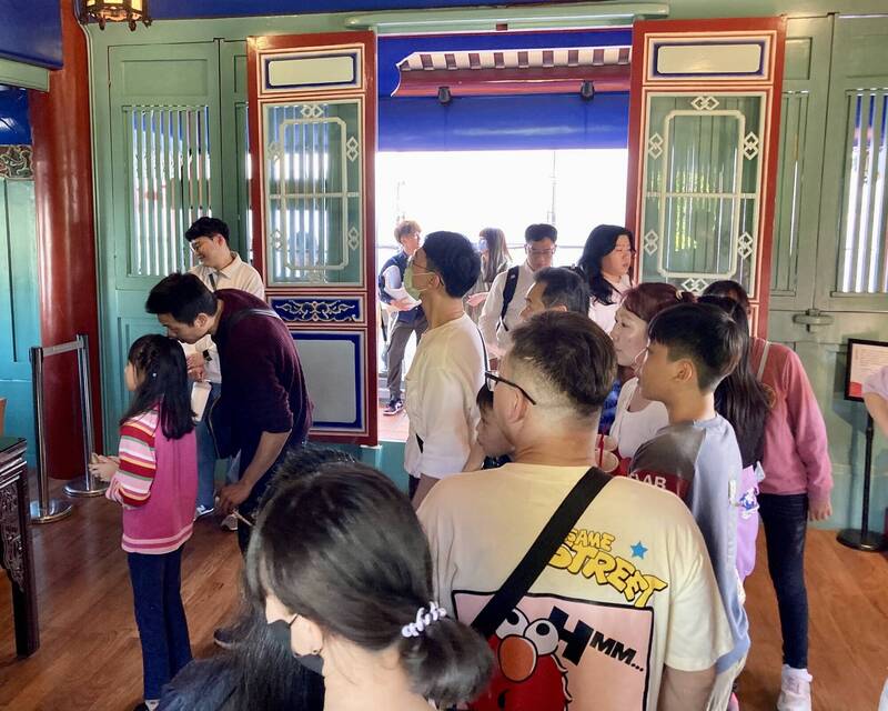 赤崁樓文昌閣也湧入許多考生前來祈求學業順利、金榜題名。（圖由南市文化局提供）