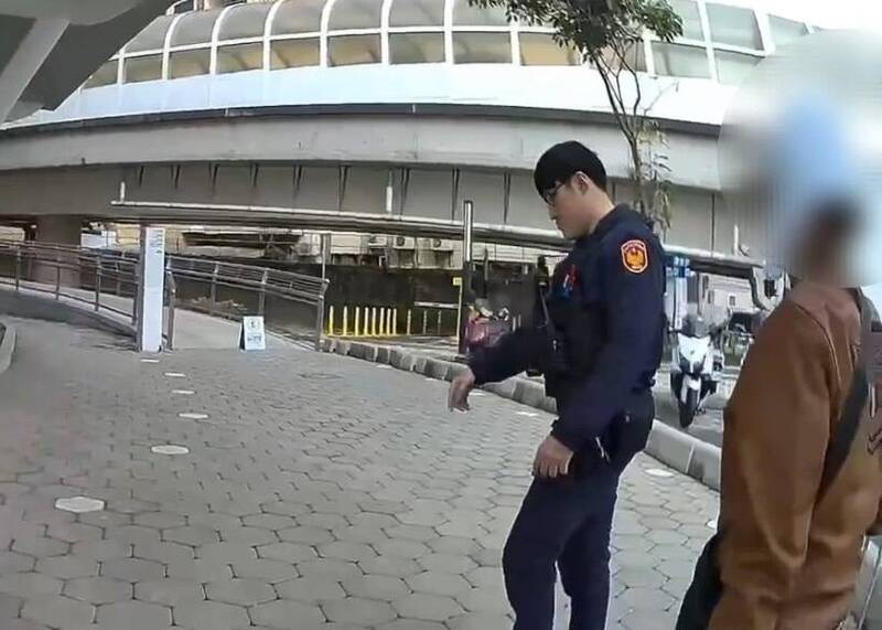 鍾男見員警在愛河灣巡邏,連忙將違法販售的商品收於黑袋子內,但仍被眼尖員警發現。(民眾提供) 鍾男見員警在愛河灣巡邏,連忙將違法販售的商品收於黑袋子內,但仍被眼尖員警發現。(民眾提供)