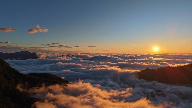 古坑草嶺石壁連日出現壯觀雲海景觀,令遊客大呼太美了。(蘇家農場提供) 古坑草嶺石壁連日出現壯觀雲海景觀,令遊客大呼太美了。(蘇家農場提供)