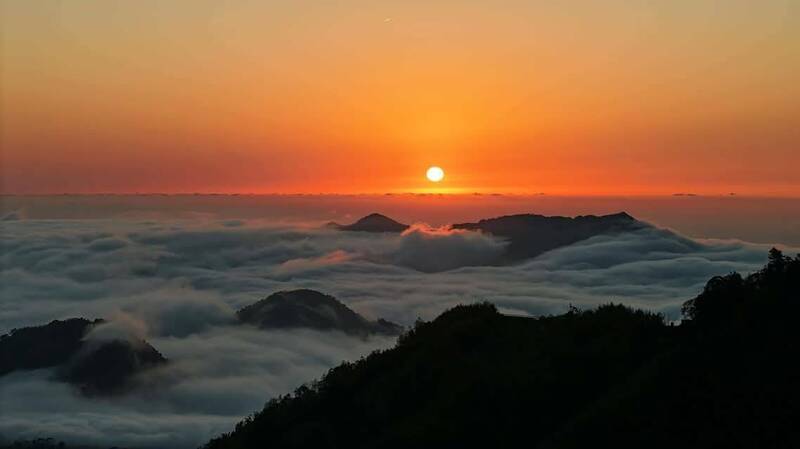 古坑草嶺石壁連日出現壯觀雲海景觀,令遊客大呼太美了。(蘇家農場提供) 古坑草嶺石壁連日出現壯觀雲海景觀,令遊客大呼太美了。(蘇家農場提供)