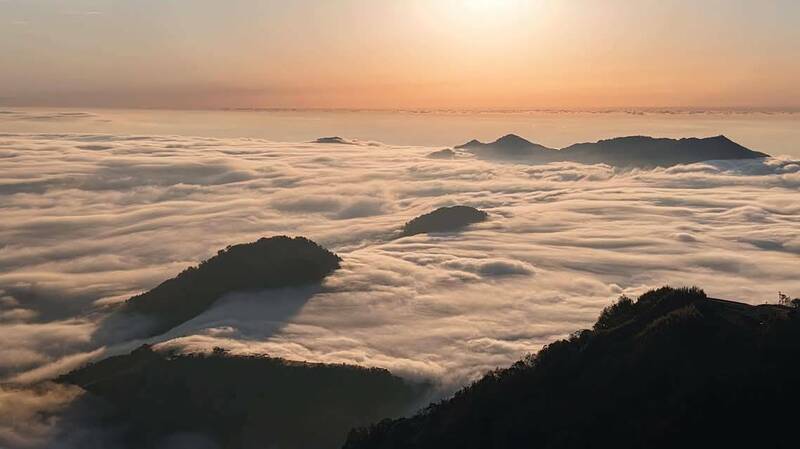 古坑草嶺石壁連日出現壯觀雲海景觀,令遊客大呼太美了。(蘇家農場提供) 古坑草嶺石壁連日出現壯觀雲海景觀,令遊客大呼太美了。(蘇家農場提供)