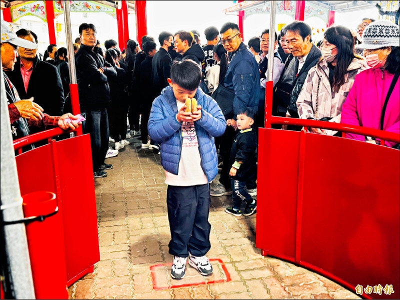 小朋友博杯祈禱模樣非常虔誠。(記者蔡宗勳攝) 小朋友博杯祈禱模樣非常虔誠。(記者蔡宗勳攝)