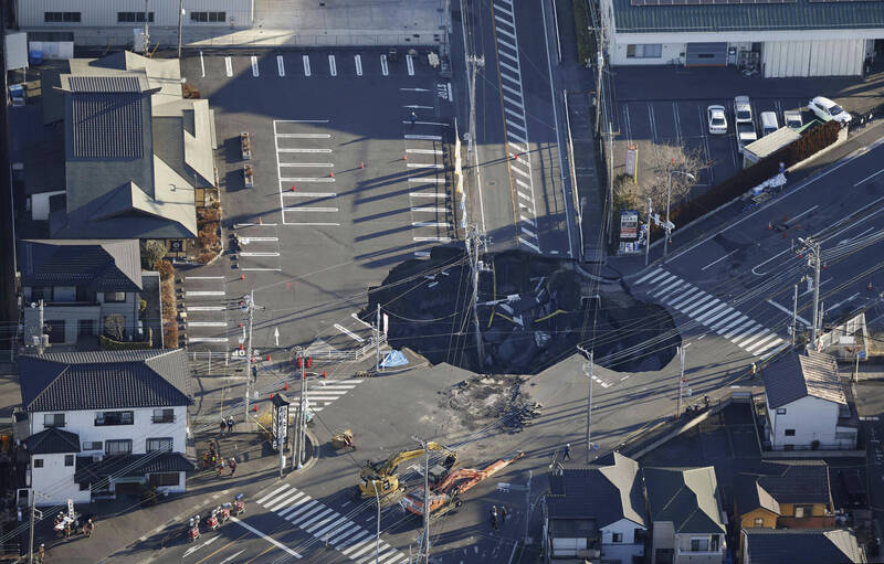 日本埼玉縣八潮市在上月28日，當地一處交岔路突然出現「天坑」，造成一輛卡車當場掉落，駕駛受困至今仍生死未卜。（美聯社）