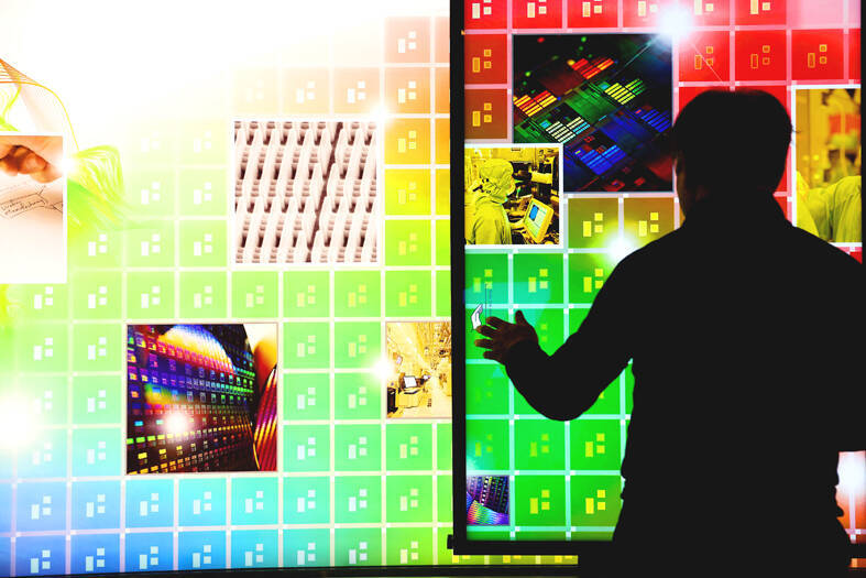A visitor looks at a screen showing images of semiconductor chips and electronic wafers at the Taiwan Semiconductor Manufacturing Co Museum of Innovation in Hsinchu on Nov. 21 last year.
Photo: I-Hwa CHENG / AFP A visitor looks at a screen showing images of semiconductor chips and electronic wafers at the Taiwan Semiconductor Manufacturing Co Museum of Innovation in Hsinchu on Nov. 21 last year.
Photo: I-Hwa CHENG / AFP