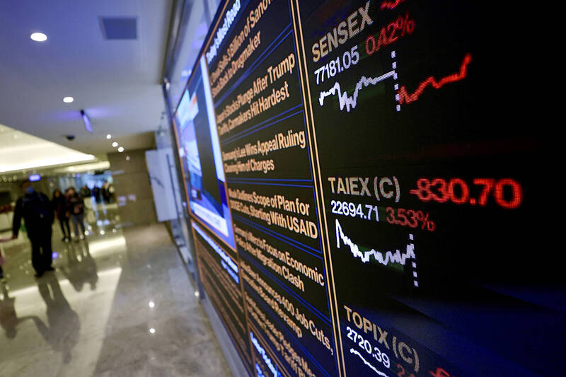 People walk past stock index displays outside the Taiwan Stock Exchange office in Taipei yesterday.
Photo: Ritchie B. Tongo, EPA-EFE People walk past stock index displays outside the Taiwan Stock Exchange office in Taipei yesterday.
Photo: Ritchie B. Tongo, EPA-EFE