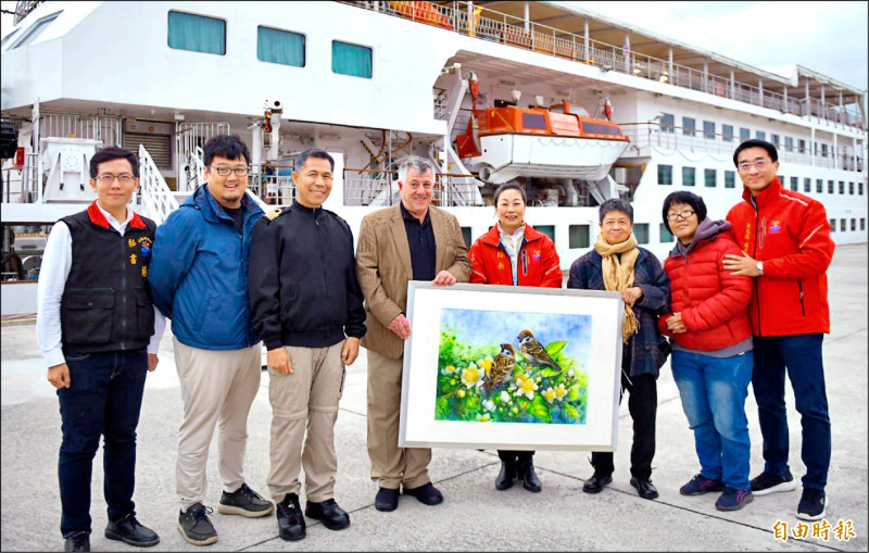 花蓮縣長徐榛蔚(右四)回贈代表花蓮熱情的畫作「維納斯的青春麻雀」,希望陪伴「望僕號」遊遍世界各國。
(記者游太郎攝) 花蓮縣長徐榛蔚(右四)回贈代表花蓮熱情的畫作「維納斯的青春麻雀」,希望陪伴「望僕號」遊遍世界各國。
(記者游太郎攝)