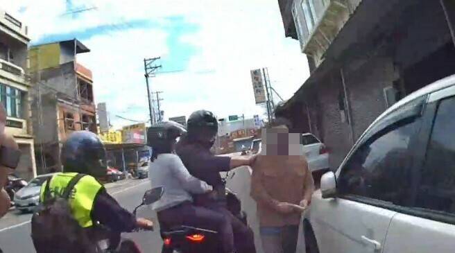 熱心民眾幫警方攔下越南籍勞工阮姓男子（右）。（警方提供）