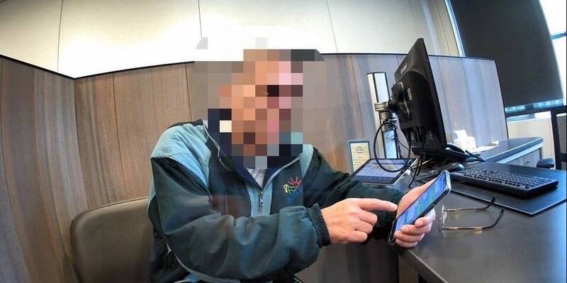 警方勸阻林男被騙。(記者王冠仁翻攝) 警方勸阻林男被騙。(記者王冠仁翻攝)