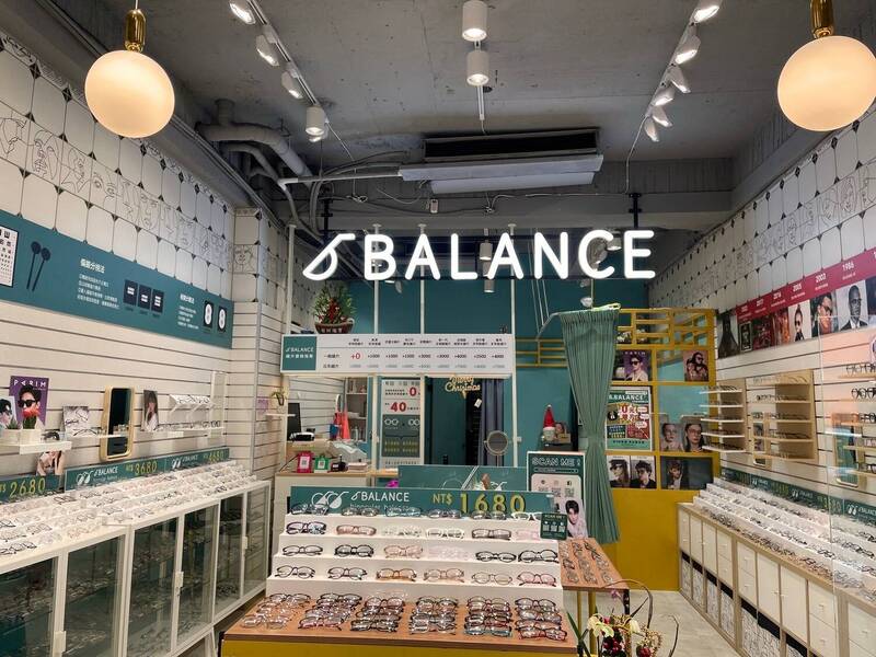 經發局指出,2月8日至2月11日,按讚台中市政府經濟發展局及逢甲商圈的Facebook粉絲專頁並下載台中通TCPASS APP,每日下午3時就可以到左右逢源眼鏡行領取百元商圈抵用券。(台中市經發局提供) 經發局指出,2月8日至2月11日,按讚台中市政府經濟發展局及逢甲商圈的Facebook粉絲專頁並下載台中通TCPASS APP,每日下午3時就可以到左右逢源眼鏡行領取百元商圈抵用券。(台中市經發局提供)