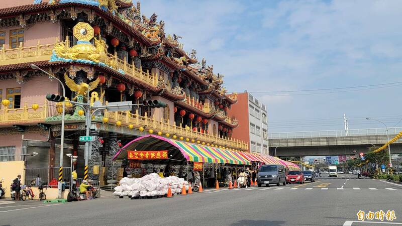 6日是玉皇大帝生日,從5日晚上起屏東市玉皇宮前道路封閉。(記者葉永騫攝) 6日是玉皇大帝生日,從5日晚上起屏東市玉皇宮前道路封閉。(記者葉永騫攝)