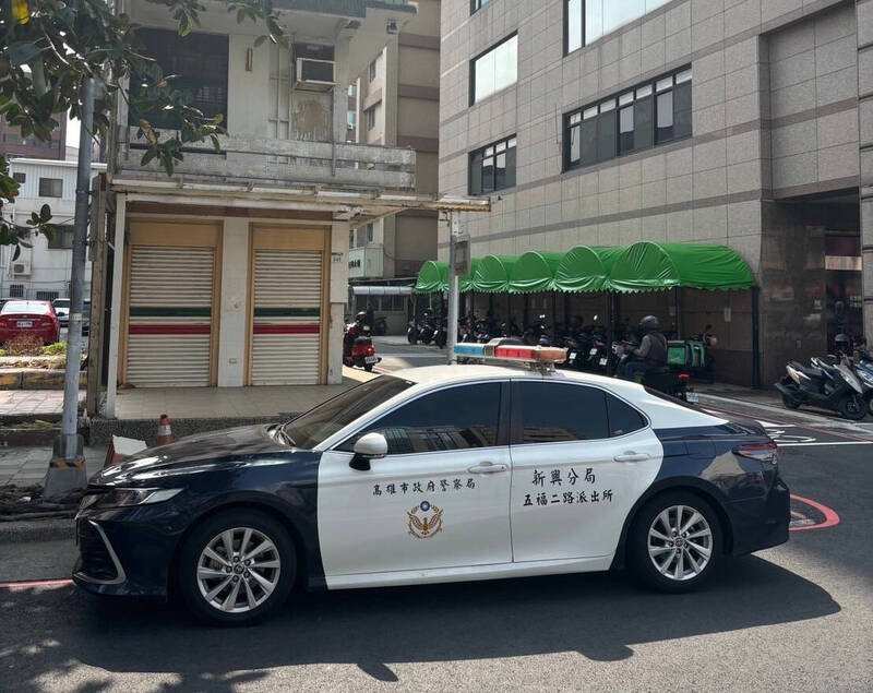 高雄某大樓男住戶墜樓，救護車趕到已身亡不治，警方也趕至現場處理。（民眾提供）