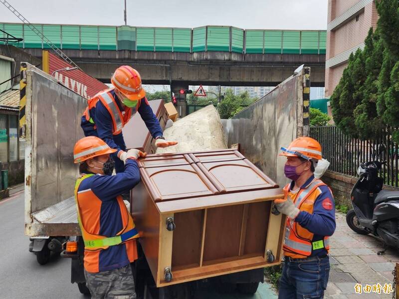 清潔隊員清潔民眾丟棄的家具。（記者羅國嘉攝）