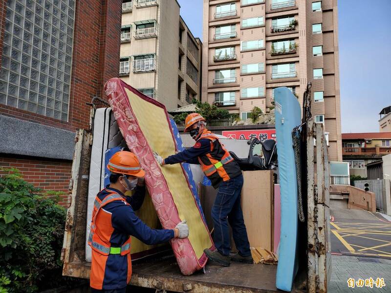 清潔隊員清潔民眾丟棄的家具。（記者羅國嘉攝）